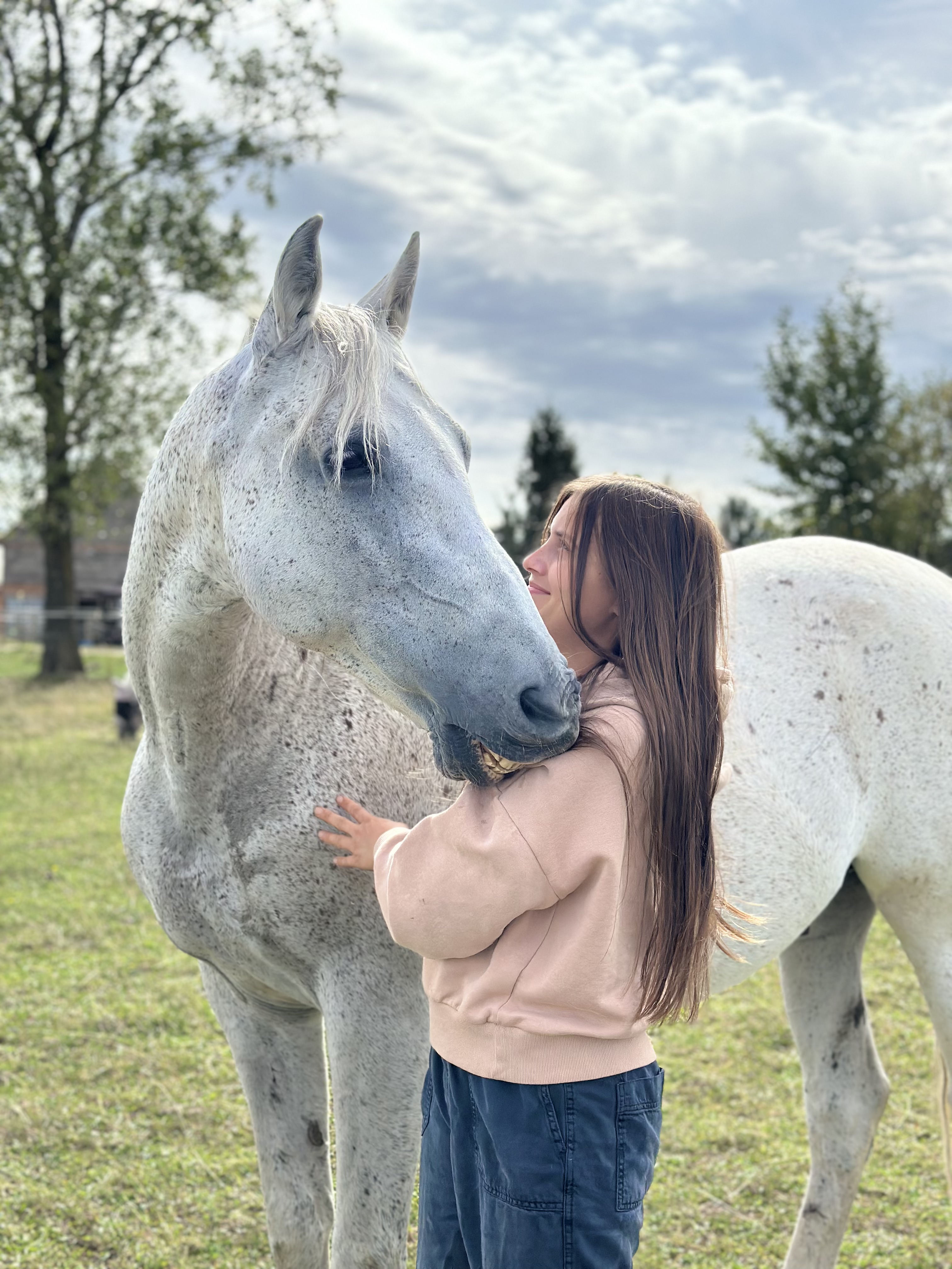 Unternehmensgründerin von EquiAlign mit Pferd
